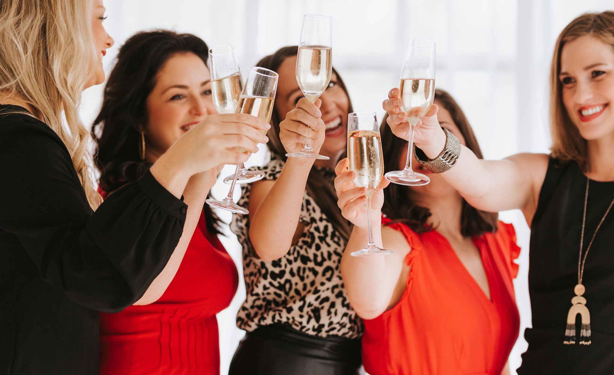 1on1 photoshoot, women toasting champagne