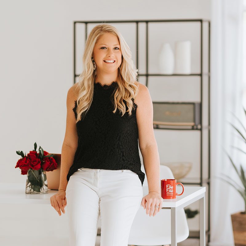 1on1 photoshoot, woman leaning on desk